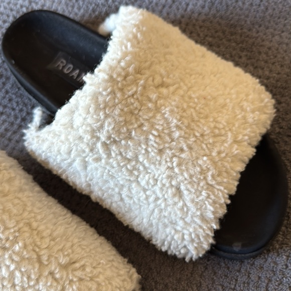ROAM Women’s US 7.5-8 Ivory Sherpa Slide Sandals Fuzzy Cozy Slip On Shoes - Picture 4 of 14